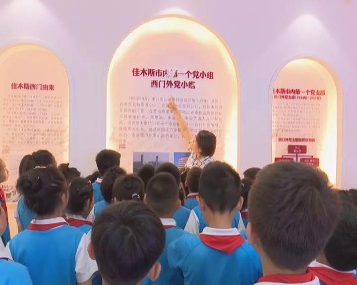 葬礼上,周润发一把抱住这个刚成为寡妇的女人,原来40年的情谊至今未断